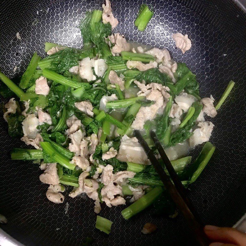 Step 3 Stir-fry mustard greens with pork Mustard greens stir-fried with pork