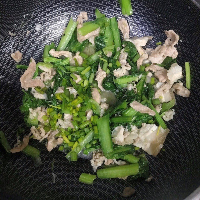Step 3 Stir-fry mustard greens with pork Mustard greens stir-fried with pork