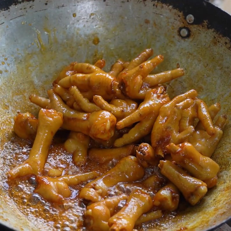 Step 4 Stir-fried chicken feet with caramel sauce Spicy braised chicken feet