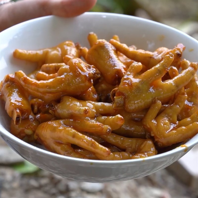Step 4 Stir-fried chicken feet with caramel sauce Spicy braised chicken feet