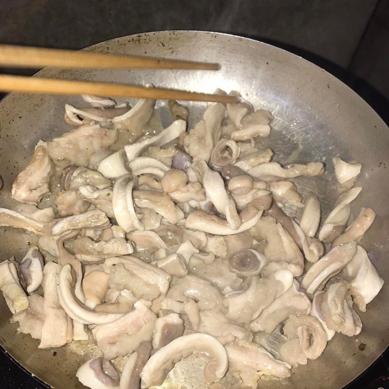 Step 2 Stir-fried stomach Stir-fried stomach with Vietnamese coriander