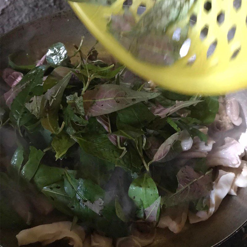 Step 2 Stir-fried stomach Stir-fried stomach with Vietnamese coriander