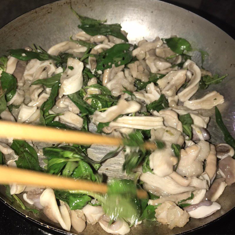 Step 2 Stir-fried stomach Stir-fried stomach with Vietnamese coriander