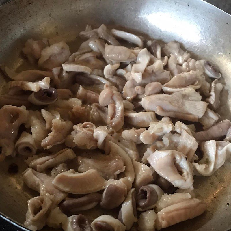 Step 2 Stir-fried stomach Stir-fried stomach with Vietnamese coriander