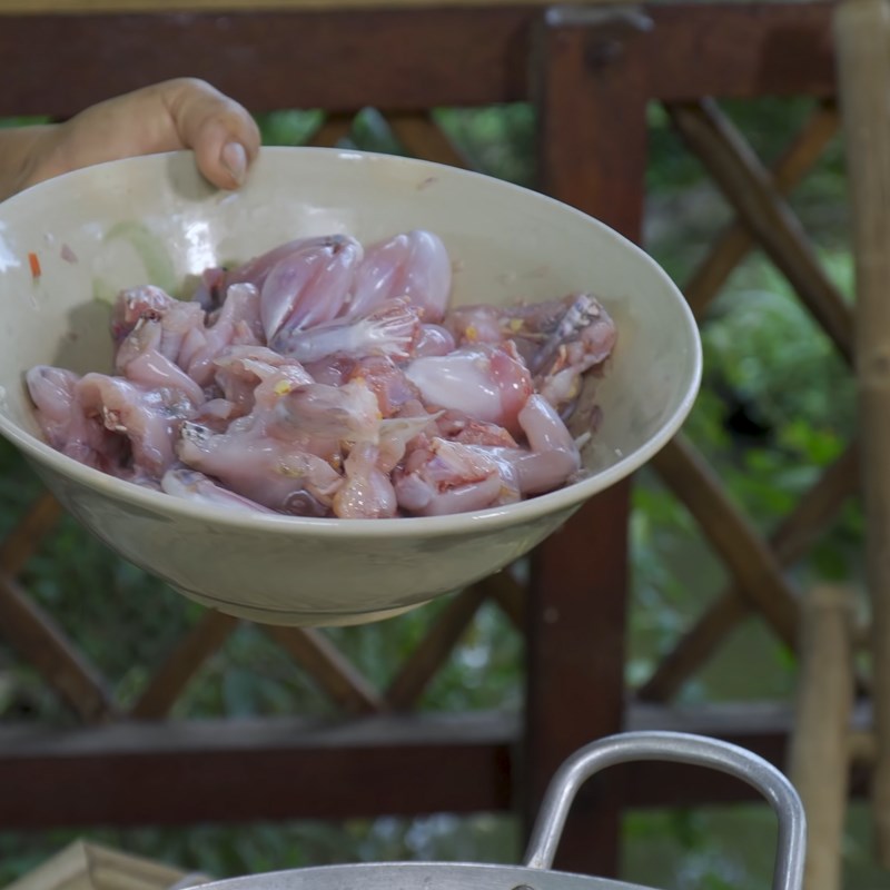 Step 3 Stir-fry frog for the frog hotpot with fermented rice