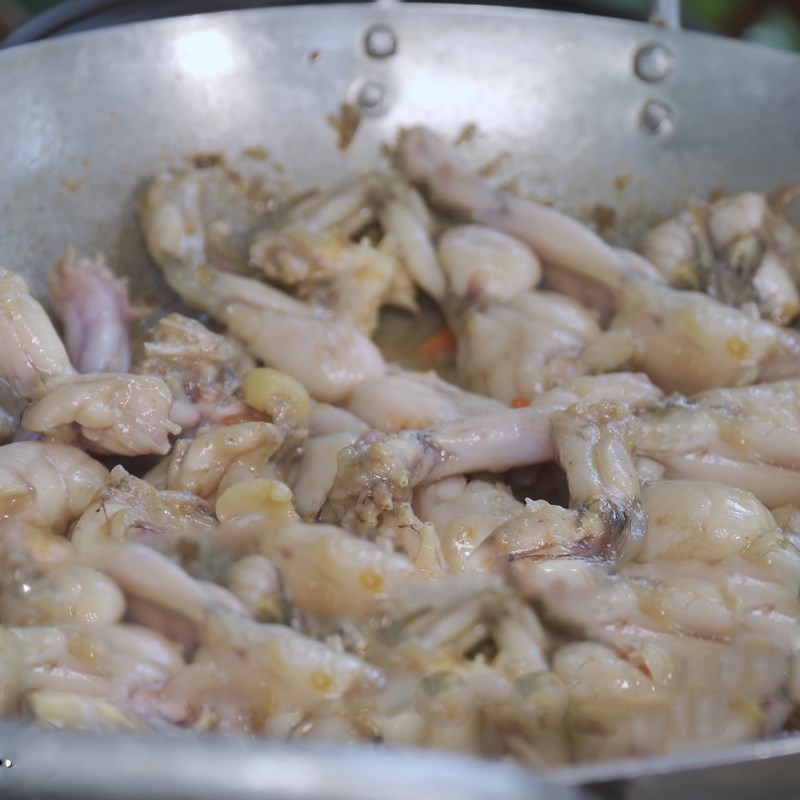 Step 3 Stir-fry frog for the frog hotpot with fermented rice
