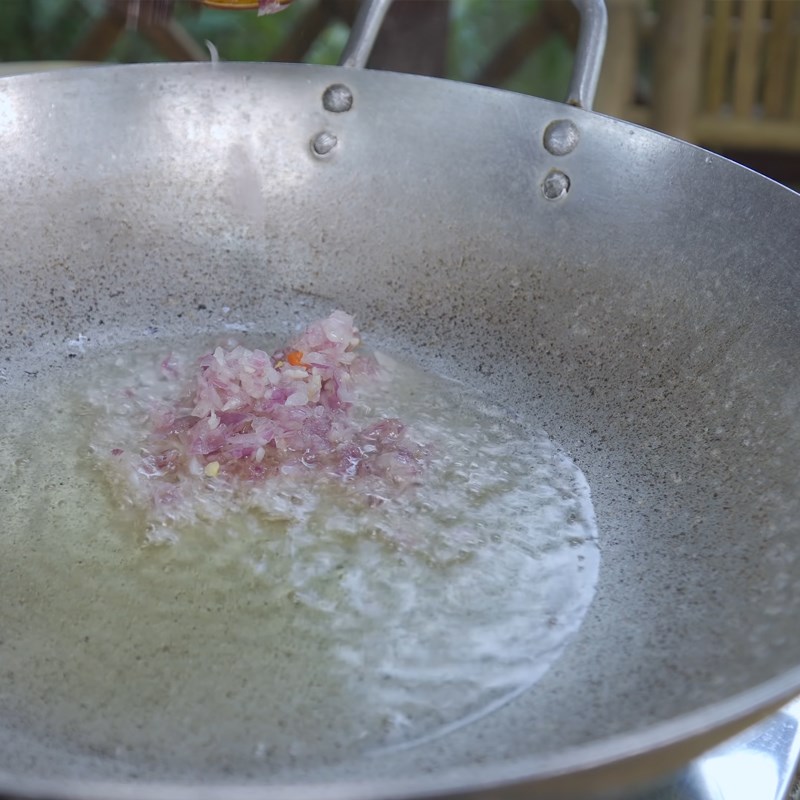 Step 3 Stir-fry frog for the frog hotpot with fermented rice