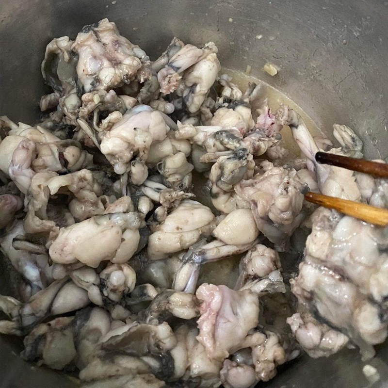 Step 3 Stir-fry frog Frog hotpot with giang leaves