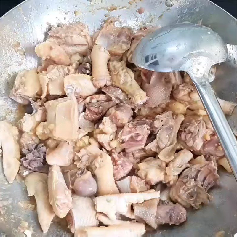 Step 3 Stir-fry chicken Chicken with fermented tofu
