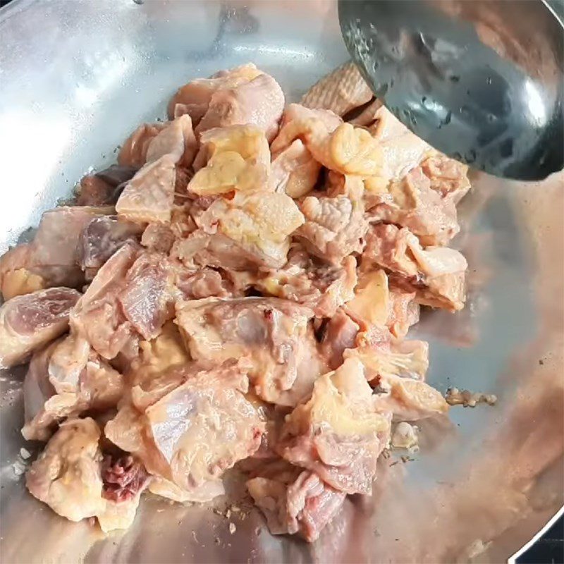 Step 3 Stir-fry chicken Chicken with fermented tofu