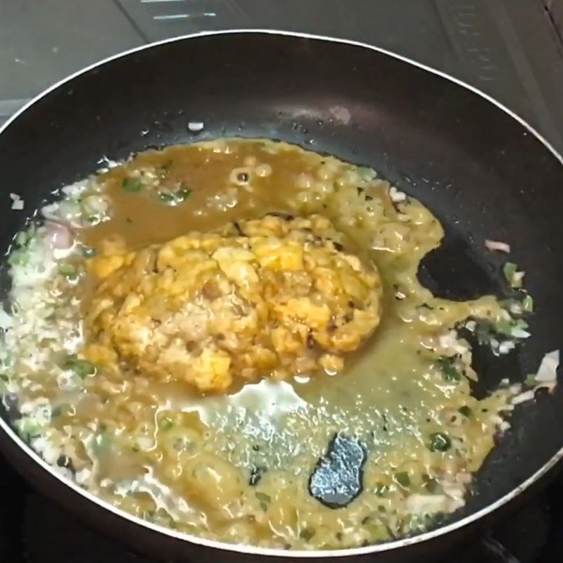 Step 2 Stir-frying crab meat and crab soup with crab noodle and coconut milk
