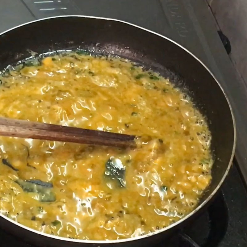 Step 2 Stir-frying crab meat and crab soup with crab noodle and coconut milk