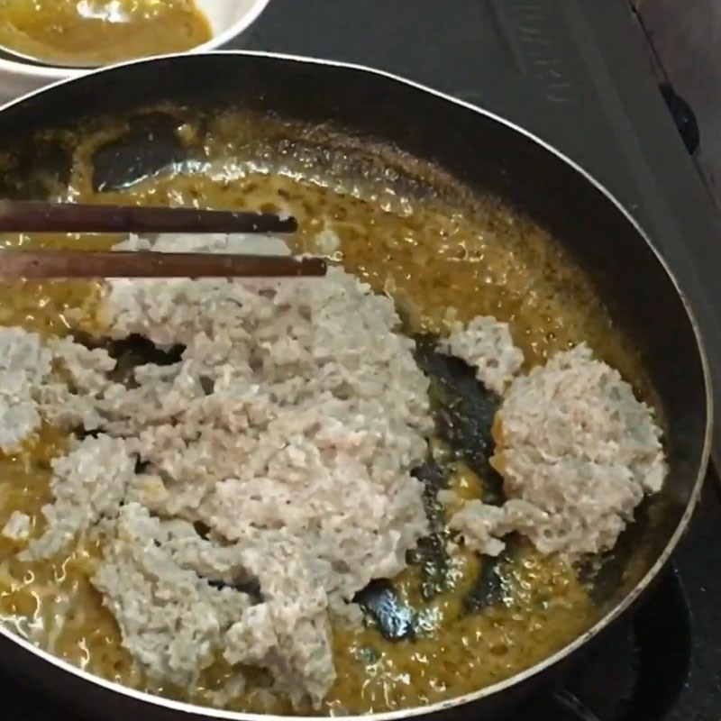 Step 2 Stir-frying crab meat and crab soup with crab noodle and coconut milk