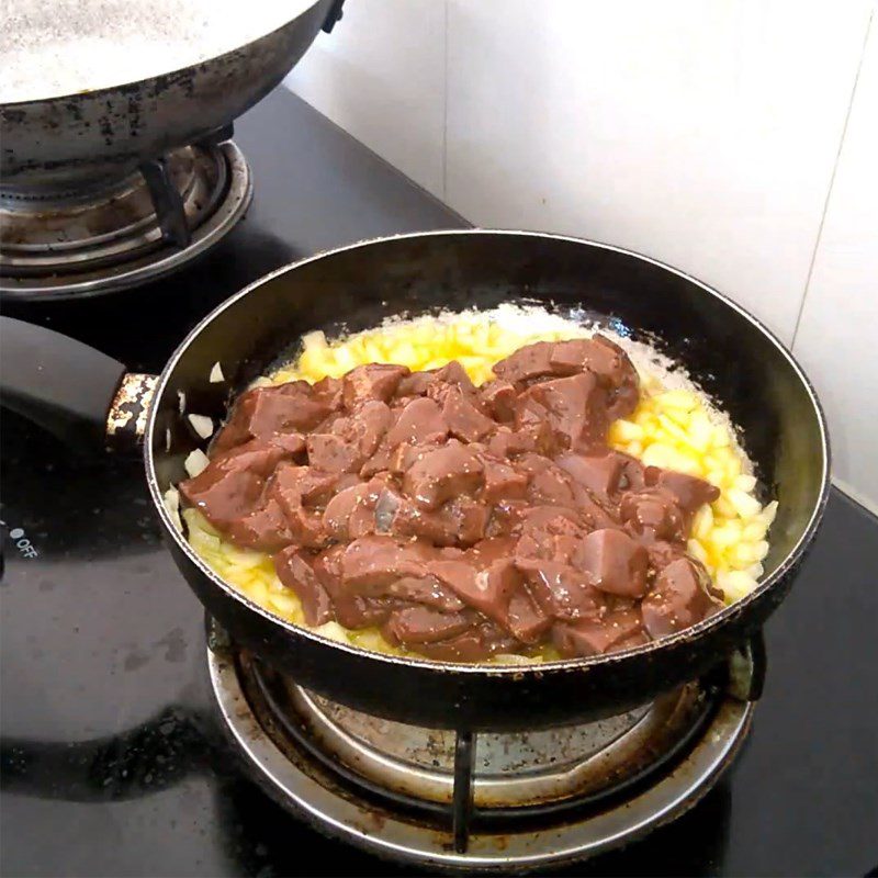 Step 3 Stir-fry beef liver with onions Beef liver pate