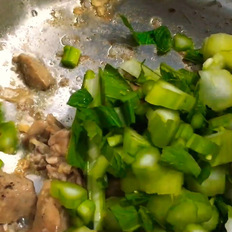 Step 3 Stir-fry the liver and greens Chicken liver porridge with mustard greens