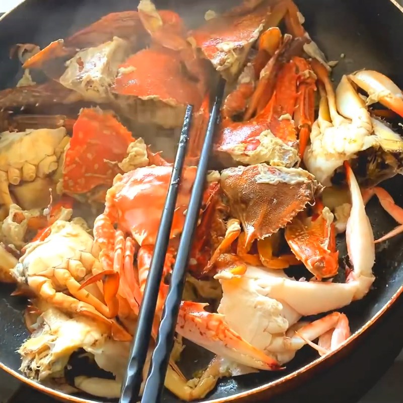 Step 2 Stir-fried crab with water spinach