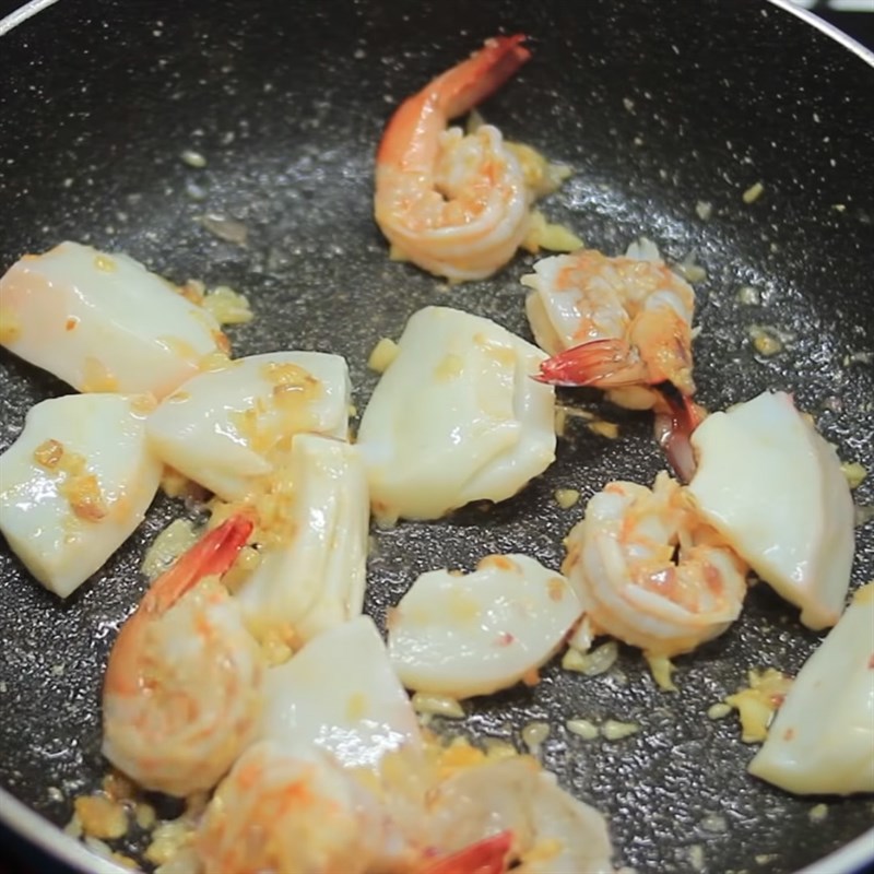 Step 5 Stir-frying seafood and ingredients for crispy fried noodles