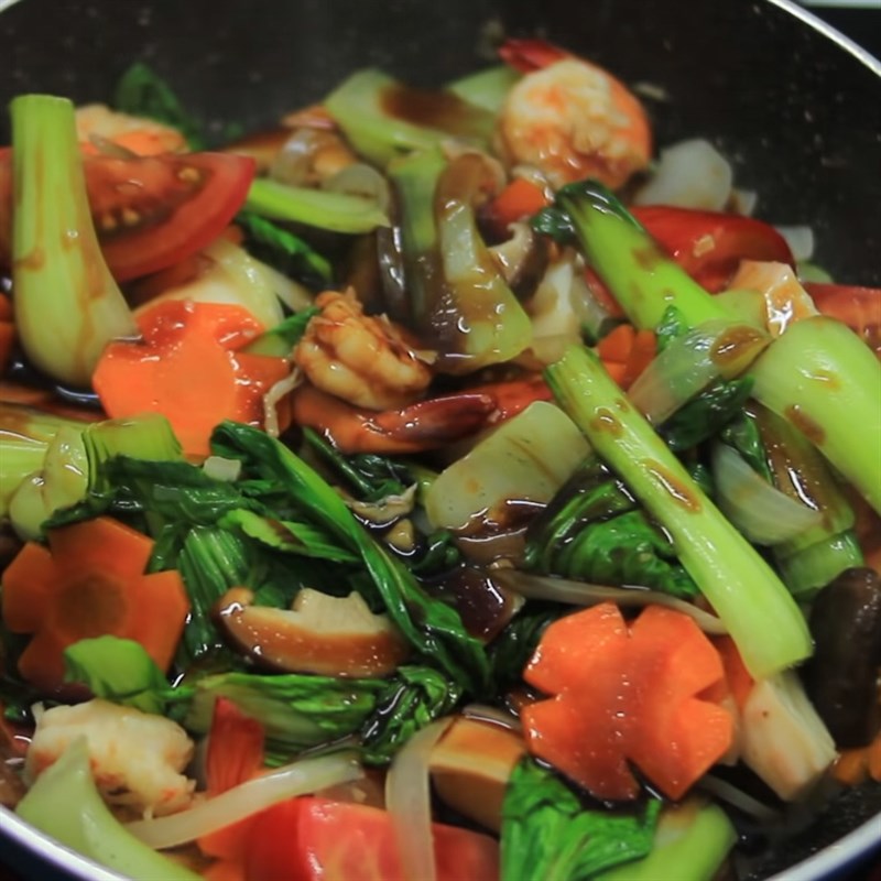 Step 5 Stir-frying seafood and ingredients for crispy fried noodles