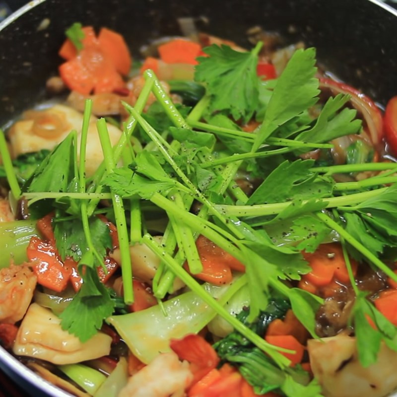 Step 5 Stir-frying seafood and ingredients for crispy fried noodles