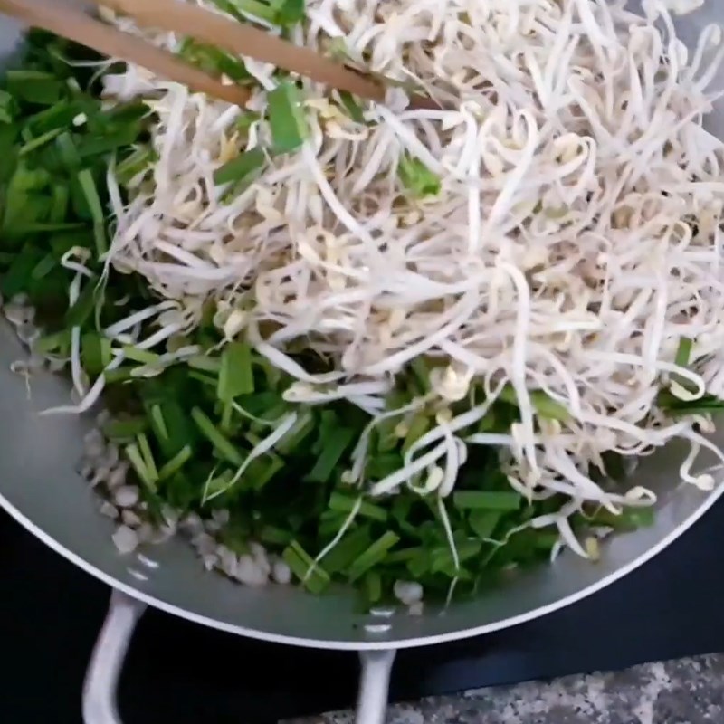 Step 2 Stir-fried clams Stir-fried clams with chives and bean sprouts