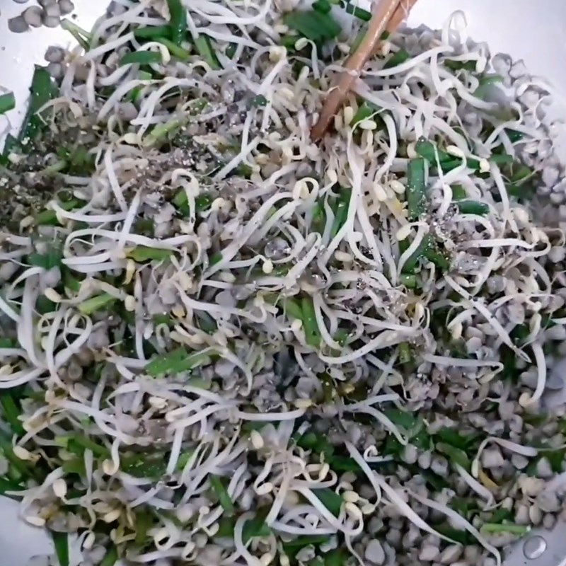 Step 2 Stir-fried clams Stir-fried clams with chives and bean sprouts