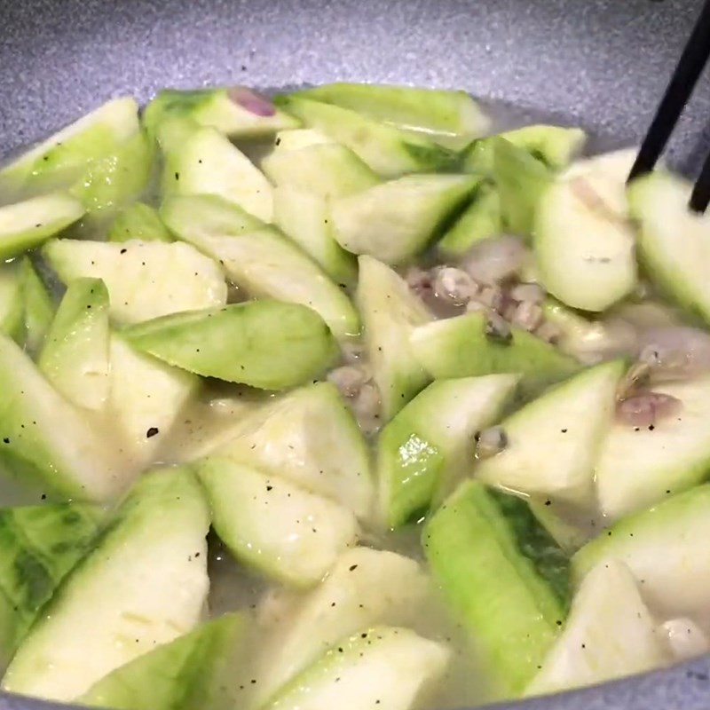 Step 2 Stir-frying Clams for Stir-fried Clams with Loofah