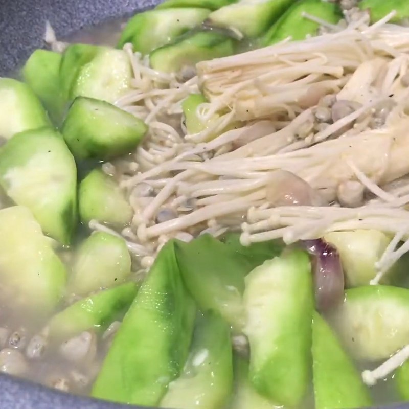 Step 2 Stir-fried clams with gourd