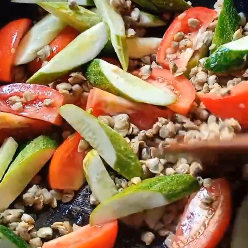 Step 3 Stir-fried clams with cucumber and tomato Stir-fried clams with cucumber and tomato