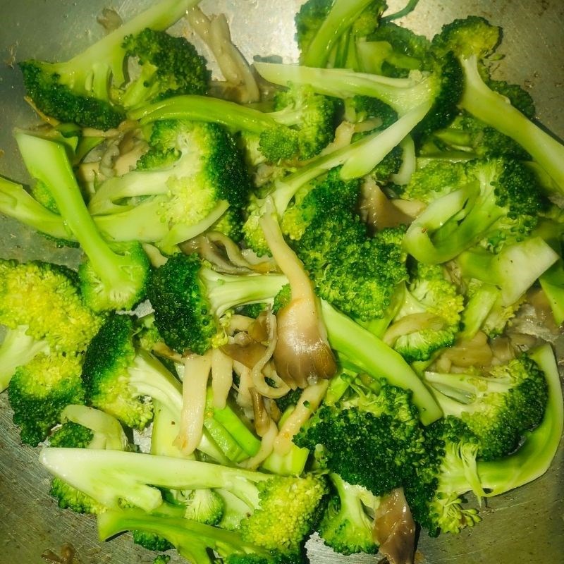 Step 3 Stir-fry the mixture Stir-fried broccoli with mushrooms