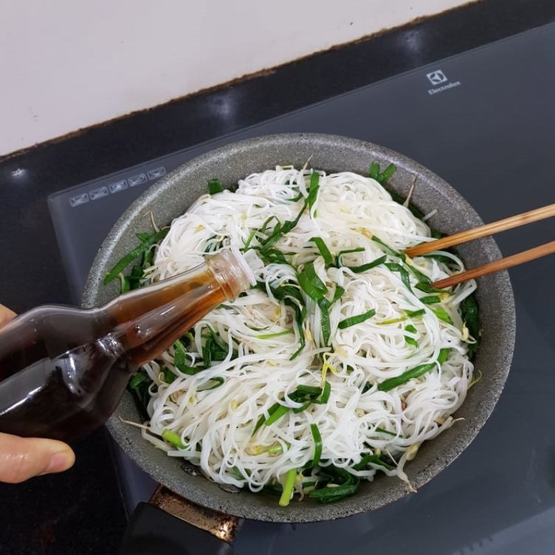 Step 3 Stir-fry rice noodles Stir-fried rice noodles with chives