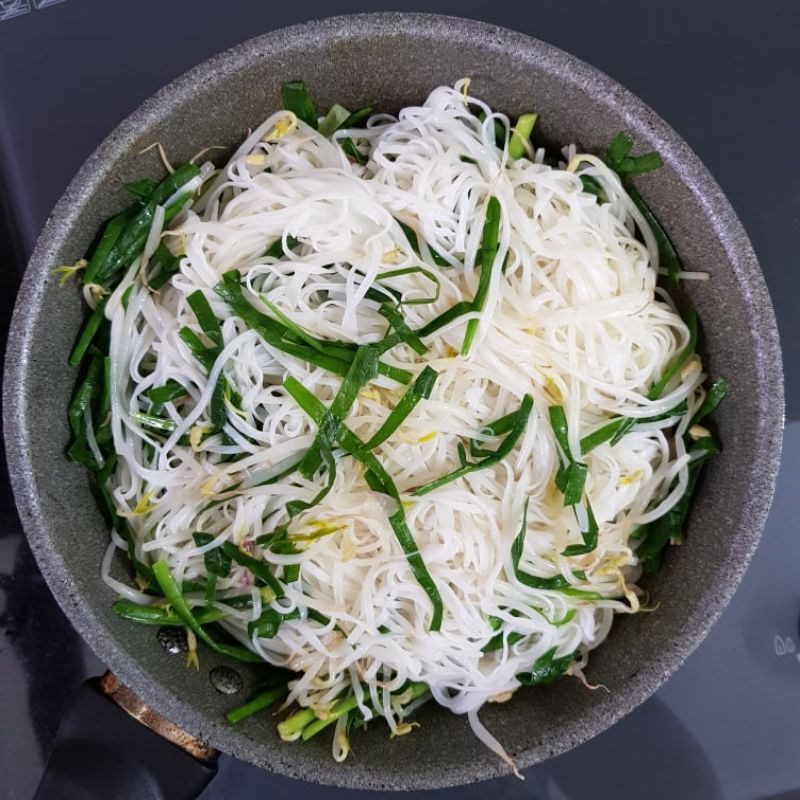 Step 3 Stir-fry rice noodles Stir-fried rice noodles with chives
