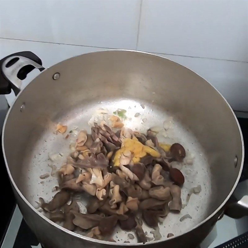 Step 3 Stir-frying potatoes Stir-fried potatoes with chicken entrails
