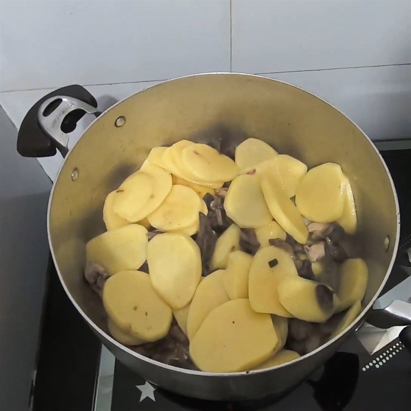Step 3 Stir-frying potatoes Stir-fried potatoes with chicken entrails
