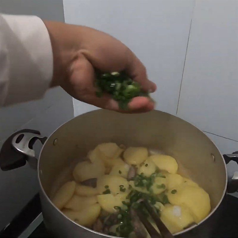 Step 3 Stir-fried potatoes with chicken liver