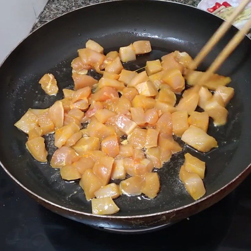 Step 3 Stir-fry the potatoes Stir-fried potatoes with chicken breast