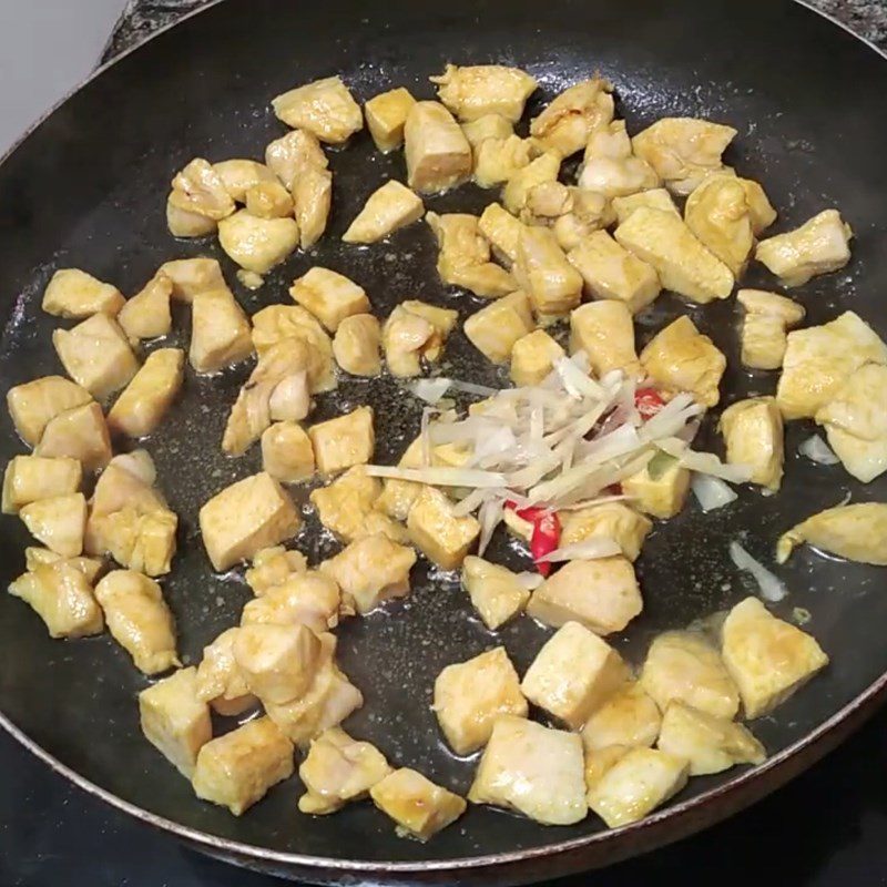 Step 3 Stir-fry the potatoes Stir-fried potatoes with chicken breast