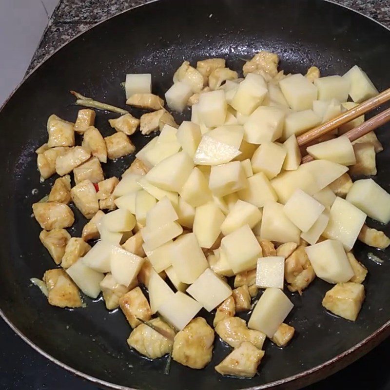 Step 3 Stir-fry the potatoes Stir-fried potatoes with chicken breast