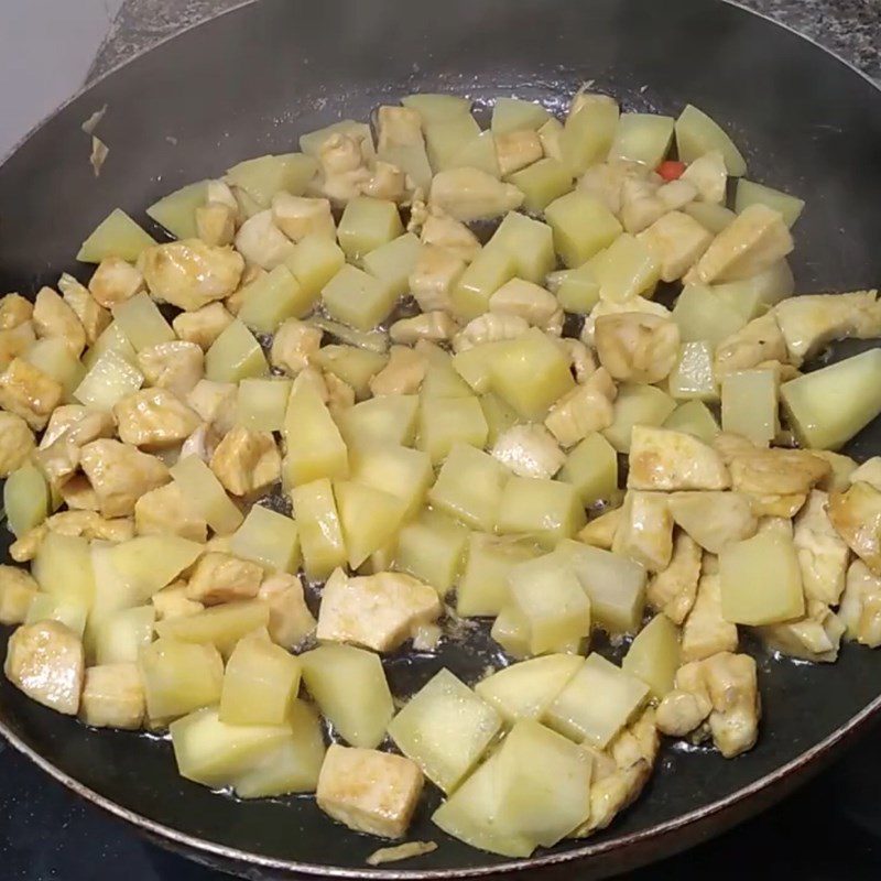 Step 3 Stir-fried potatoes Stir-fried potatoes with chicken breast