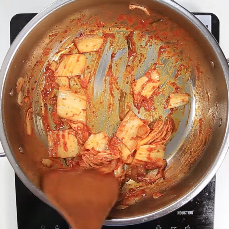 Step 3 Stir-frying kimchi for kimchi rib hotpot