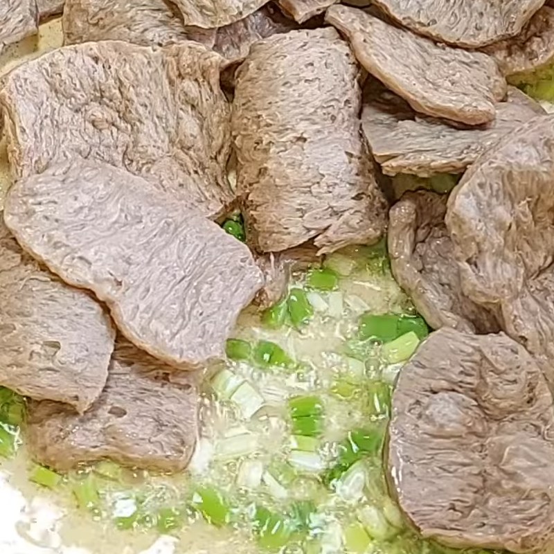 Step 2 Stir-fry vegetarian beef slices for watercress salad with beef slices