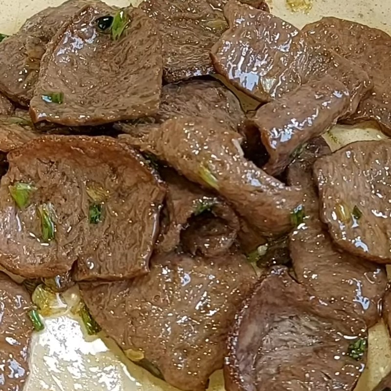 Step 2 Stir-fry vegetarian beef slices for watercress salad with beef slices