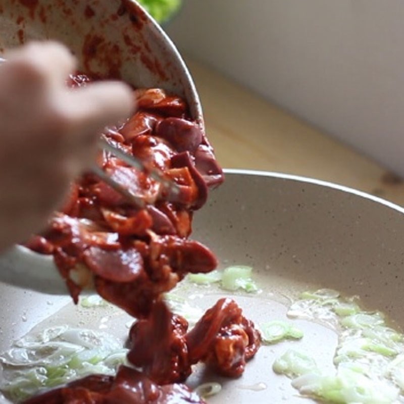 Step 3 Stir-fried chicken intestines Spicy stir-fried chicken intestines