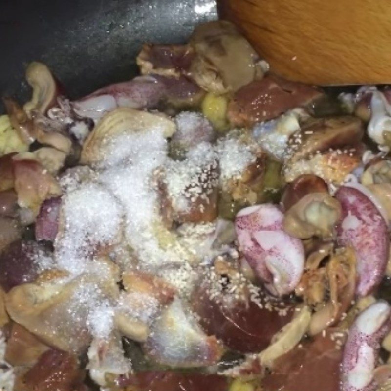 Step 3 Stir-fry chicken intestines with onions Mixed stir-fried chicken intestines