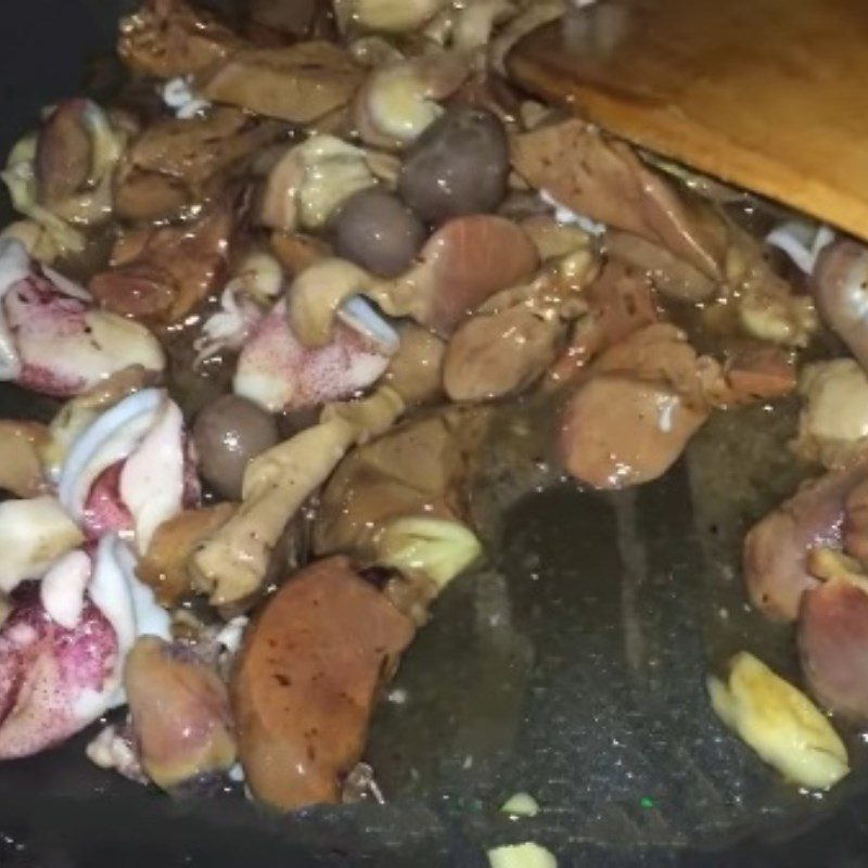Step 3 Stir-fry chicken intestines with onions Mixed stir-fried chicken intestines