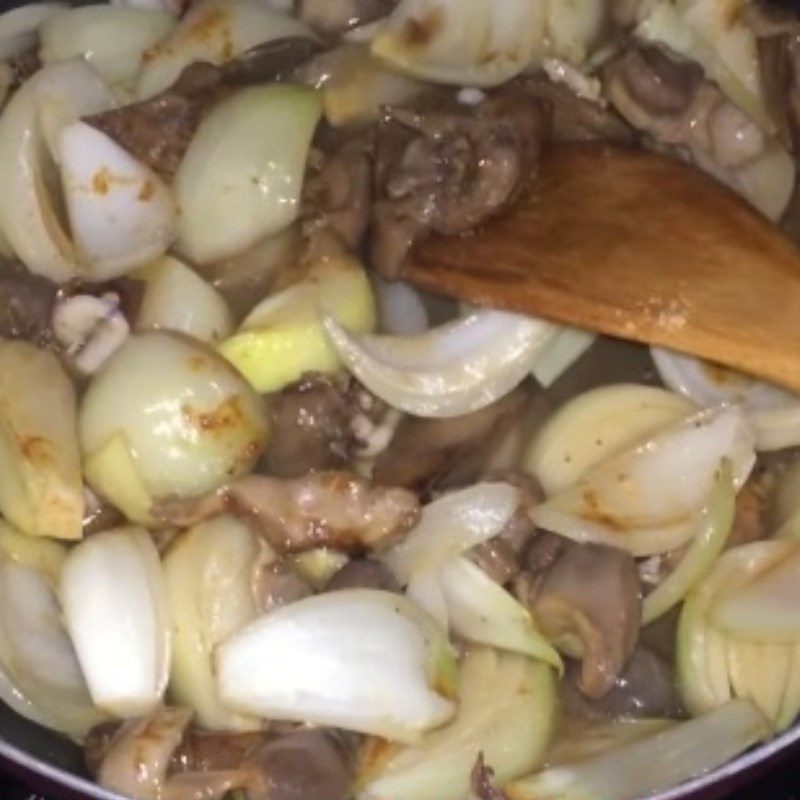 Step 3 Stir-fry chicken intestines with onions Mixed stir-fried chicken intestines