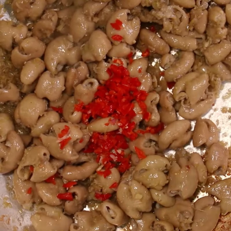 Step 3 Stir-fried pig intestines with lemongrass and chili Stir-fried pig intestines with lemongrass and chili