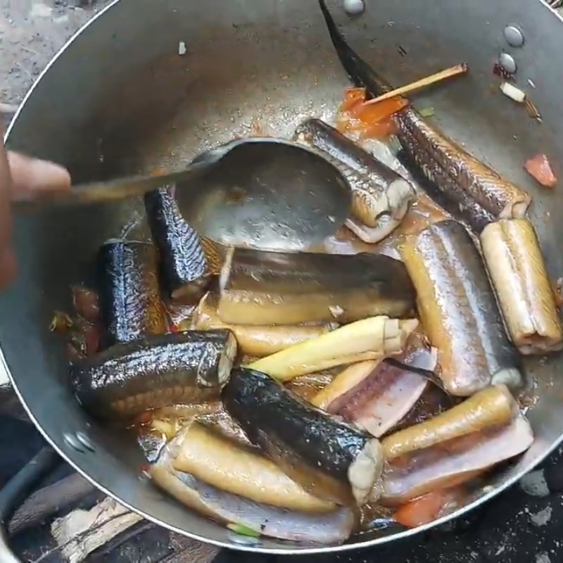 Step 3 Stir-fried eel with sour leaf hotpot