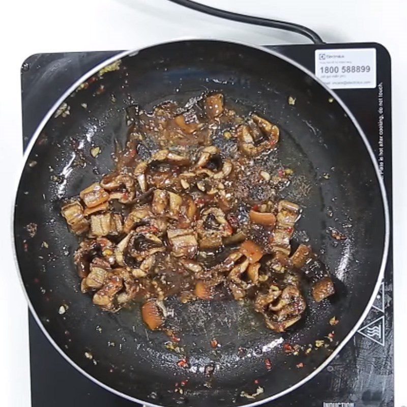 Step 3 Stir-frying eel Singapore Eel Porridge