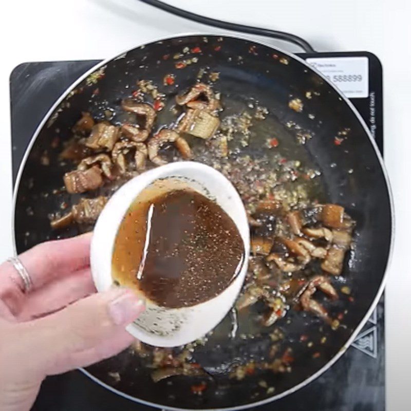 Step 3 Stir-frying eel Singapore Eel Porridge