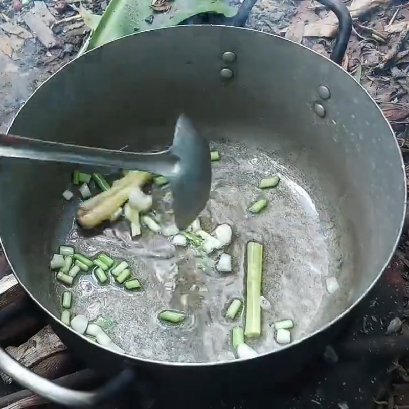 Step 3 Stir-fry eel Eel hotpot with sour leaves